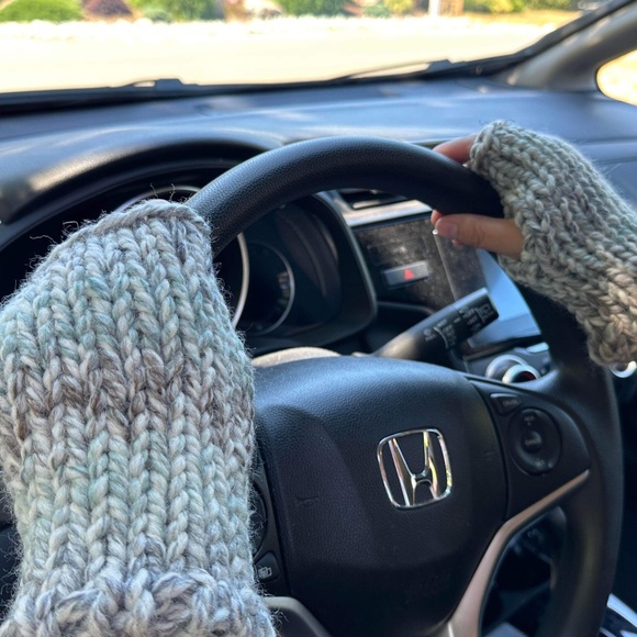 Handknit Wool Fingerless Gloves ~ Unisex - Picture 5 of 7